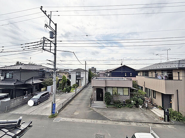 車の通りも少ない閑静な住宅地。子育てにも、第二の人生にも。 