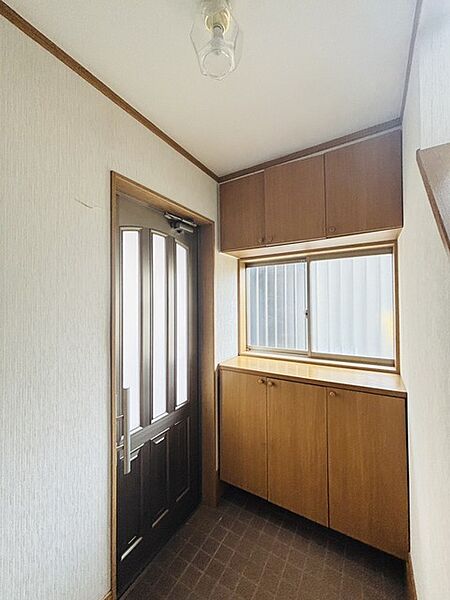 収納と窓のある機能的な玄関。