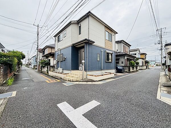 住民の方が主に利用する交通量少なめの道路に面してます。
