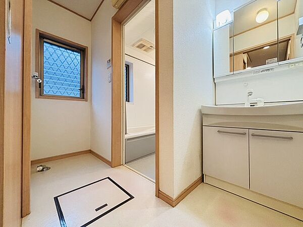 ゆとりの洗面スペースで、朝の身支度もスムーズに。