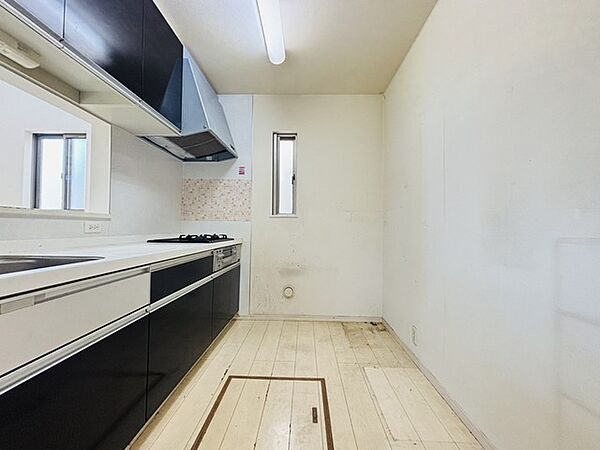 キッチン裏の空間もしっかり確保。カップボードも大きなものを置けそうです。