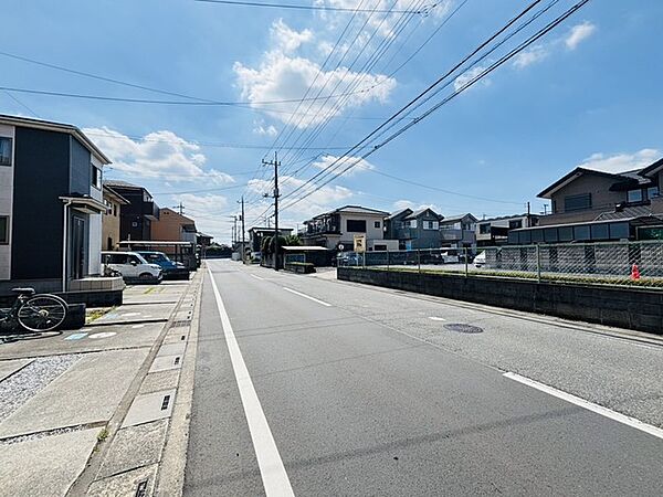 前面道路は歩道も整備され、小さなお子様にも安心です。