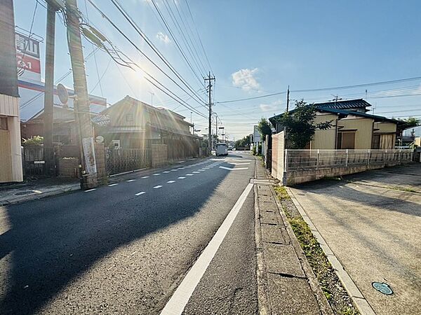 前面道路は歩道も整備され、小さなお子様にも安心です。