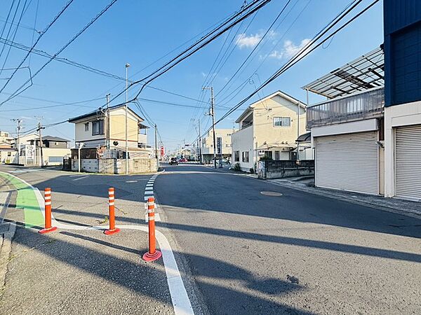 前面道路は歩道も整備され、小さなお子様にも安心です。