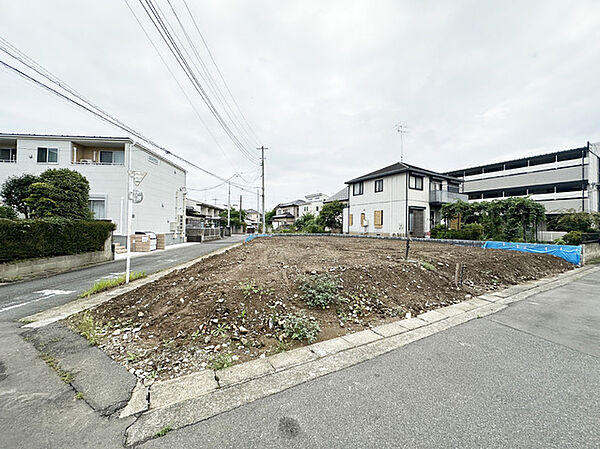 車通りの少ない閑静な住宅地、のびのびした子育てに適します。