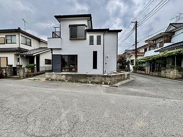 幹線道路から1本入った現地は、想像以上に静かに感じられます。