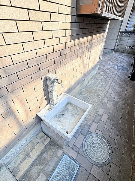 玄関脇に水栓があります。