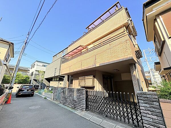 幅員の狭い道ですが、車通りの少ない住宅街に立地してます。