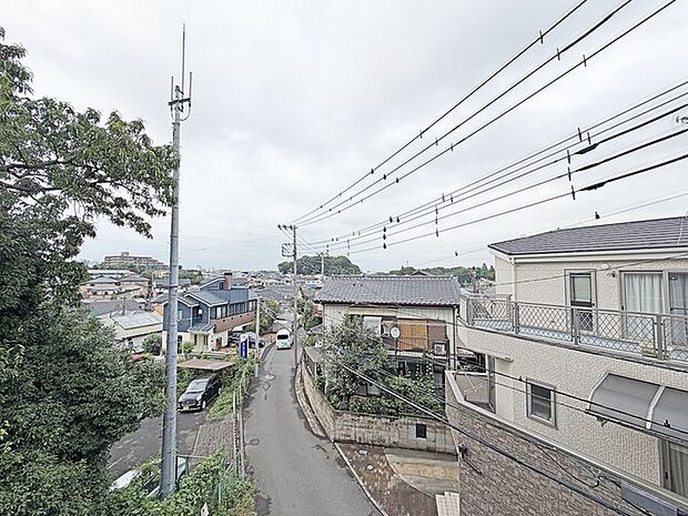 車通りの少ない閑静な住宅地、のびのびした子育てに適します。