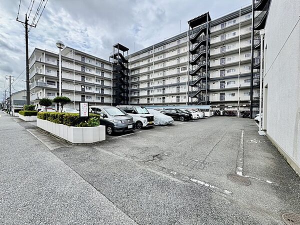 マンション敷地内の駐車スペース