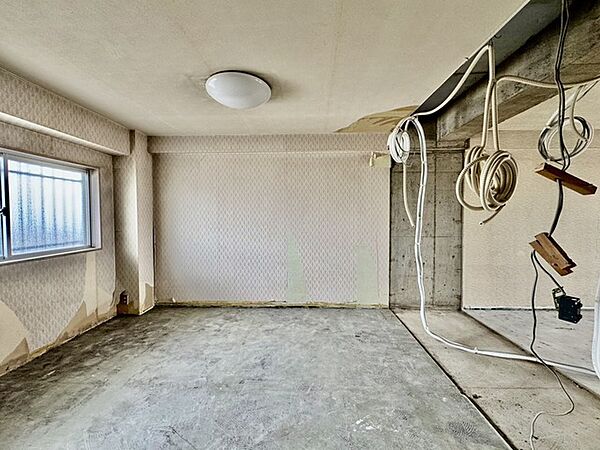 リノベーション工事中。この部屋だれの部屋にしようかな、なんて会話を現地で楽しんでください。