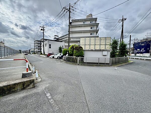 前面道路は歩道も整備され、小さなお子様にも安心です。