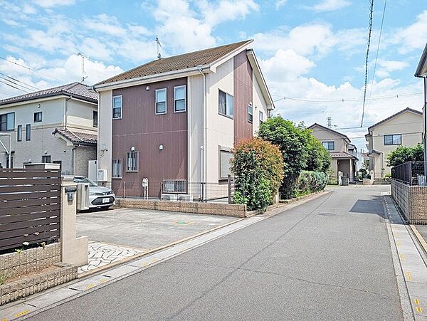 駐車が苦手な方にも嬉しい、前面5ｍ道路に面した住まい。
