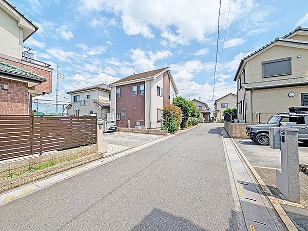 幹線道路から1本入った現地は、想像以上に静かに感じられます。