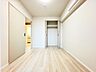 寝室：部屋ごとに設けた収納は、住みやすさへのこだわり。 