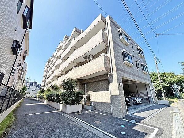 車通りの少ない閑静な住宅地、のびのびした子育てに適します。