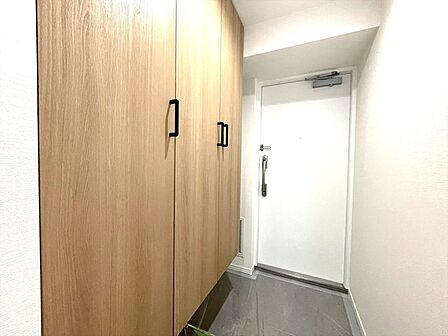 靴がしっかり収まるから、散らかりがちな玄関もスッキリ。