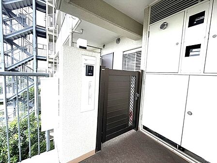 玄関ポーチのある入り口