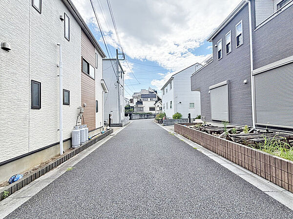 前面道路は歩道も整備され、小さなお子様にも安心です。
