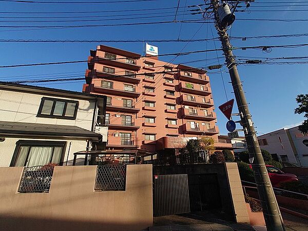 幹線道路から1本入った現地は、想像以上に静かに感じられます。
