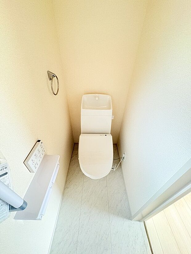 お掃除らくらく。便座脇の操作盤をなくした、リモコンタイプのお手洗い。