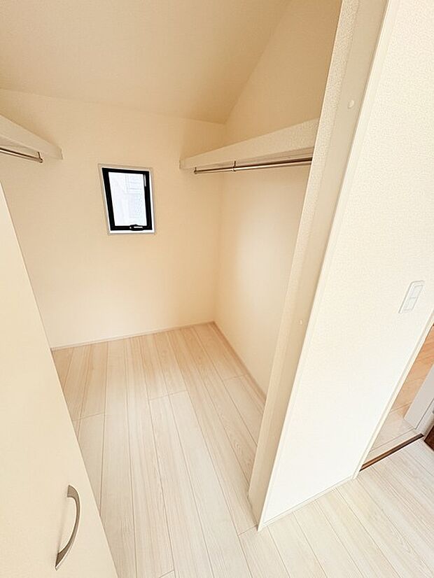 収納力と使い勝手がうれしいウォークインクローゼットがあります