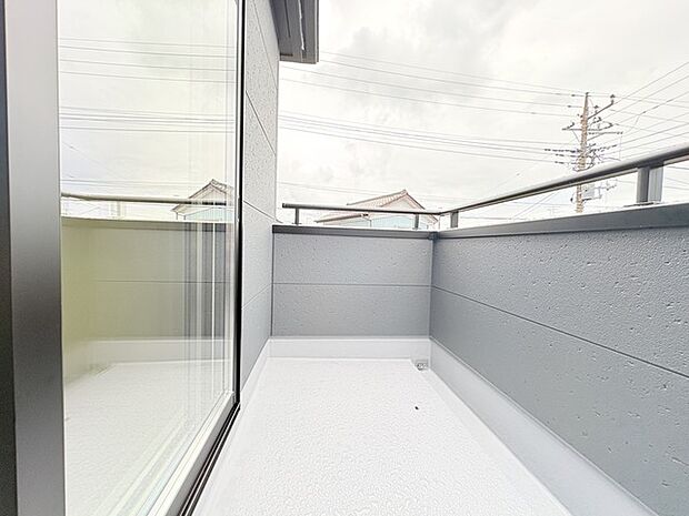 南面に広がるワイドバルコニー、明るい空間でのびのび過ごせるプランです。