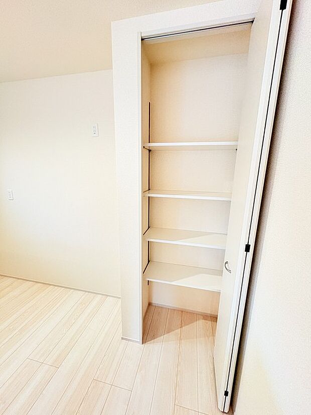 キッチン横にはパントリー収納。食品の蓄えは防災用としても。