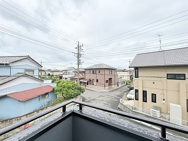 前面の住まいとの距離感があるから、圧迫感を感じません。