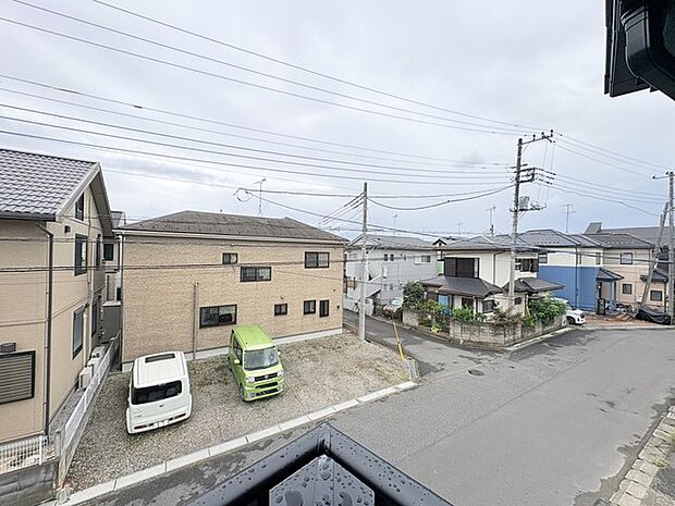 車通りの少ない閑静な住宅地、のびのびした子育てに適します。