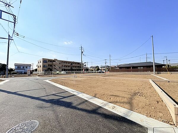前面道路は歩道も整備され、小さなお子様にも安心です。