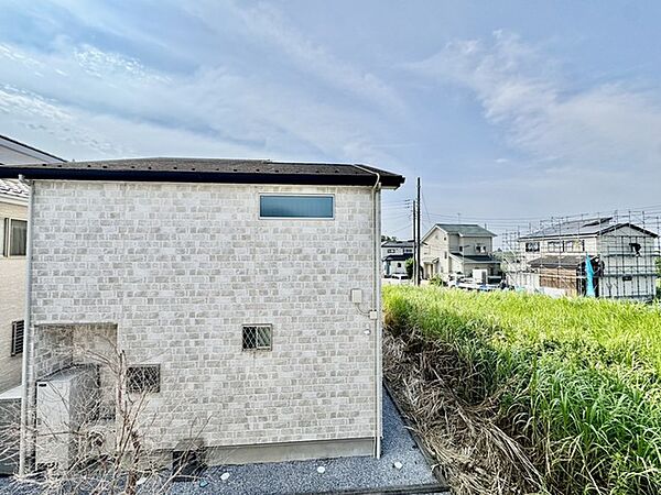 あたり一帯に住宅が広がる立地、低層住居専用地域ならでは。