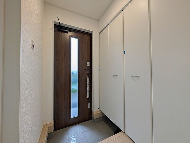 玄関には、こんな収納があるととっても便利です。 