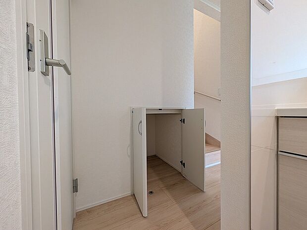 何かとものがあふれやすいリビングに、ちょっと一工夫。うれしい収納空間。 