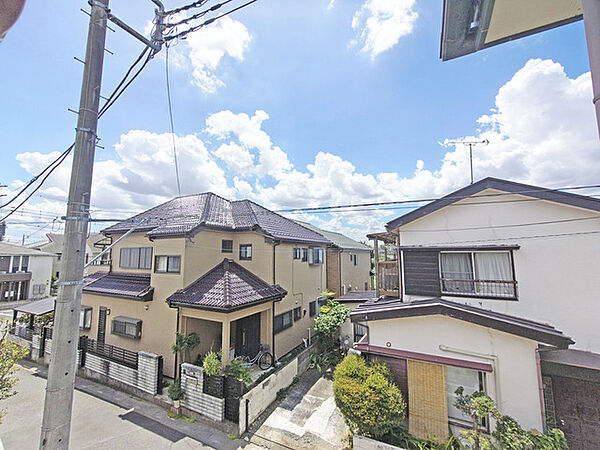 前面の住まいとの距離感があるから、圧迫感を感じません。