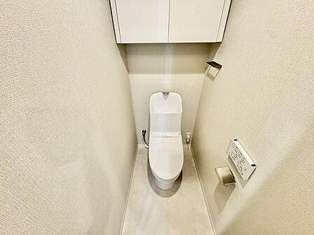 お掃除らくらく。便座脇の操作盤をなくした、リモコンタイプのお手洗い。