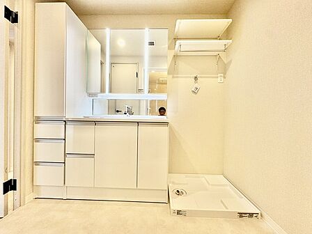 三面鏡を採用した洗面化粧台。鏡の裏にも収納スペースがあります。