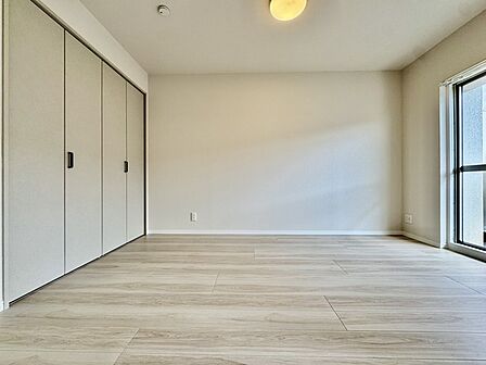 大きな窓から明るい日差しが差し込みます