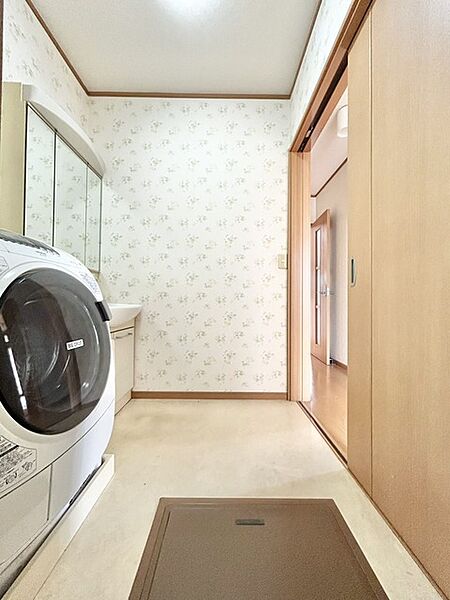 洗面室にはうれしいリネン収納があります。