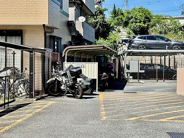 マンションの敷地内のバイク置き場