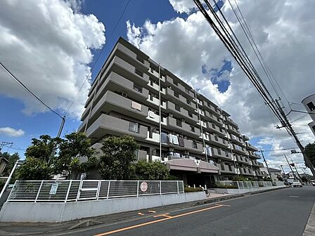車通りの少ない閑静な住宅地、のびのびした子育てに適します。