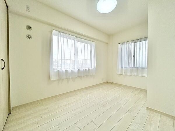 大きな窓から明るい日差しが差し込みます。