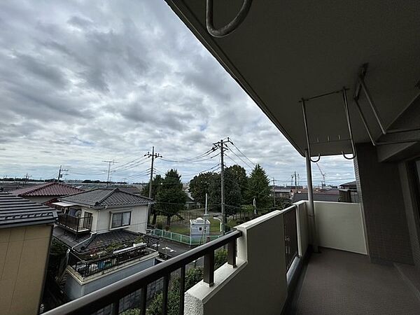 らくらくお洗濯を助ける広いバルコニー。