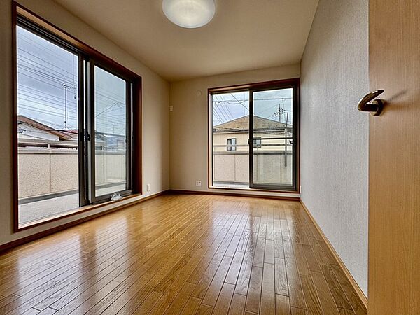 住宅街の2階南向きのお部屋です。日当たりはご覧のとおり。