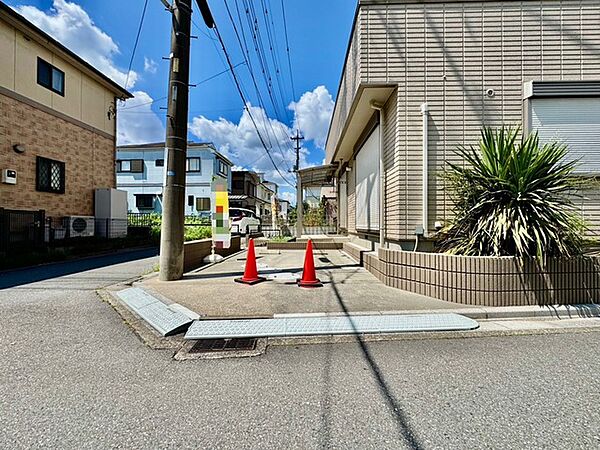 マイカースペースを1台分確保。現地で車幅と共にご確認ください。
