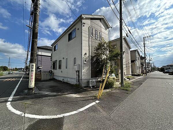 幹線道路から1本入った現地は、想像以上に静かに感じられます。