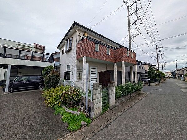 駐車が苦手な方にも嬉しい、広い道路に面した住まい。