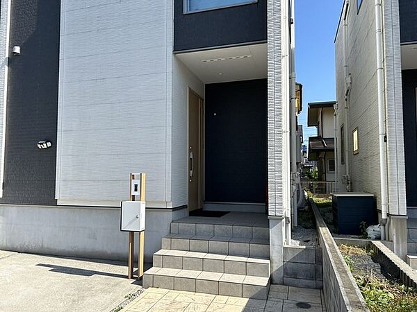 アプローチからの玄関がおしゃれな住宅。出発も帰宅も楽しみになるかも。