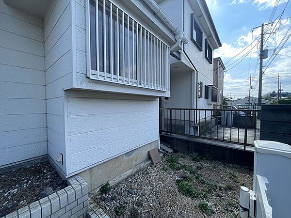 玄関横の小さなお庭