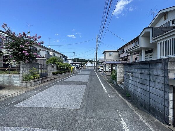 幹線道路から1本入った現地は、想像以上に静かに感じられます。